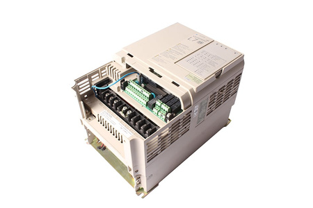 CIMR-L7B4011 YASKAWA VARISPEED L7 SENZA COPERTURA